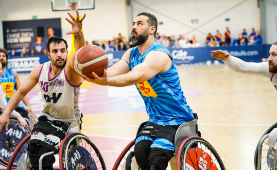 Vahid Azad wird beim Korbwurf von Wiesbadens Mojtaba Kamali bedrängt. | Foto: Franzi Möller