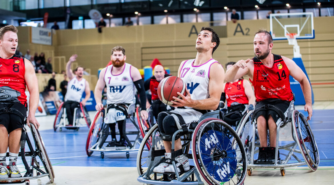 Szene aus dem Hinspiel: Nico Dreimüller im Trikot Rhine River Rhinos setzt im Spiel gegen die Donek Dolphins Trier zum Wurf an. | Foto: Ana Sasse