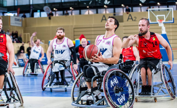 Szene aus dem Hinspiel: Nico Dreimüller im Trikot Rhine River Rhinos setzt im Spiel gegen die Donek Dolphins Trier zum Wurf an. | Foto: Ana Sasse