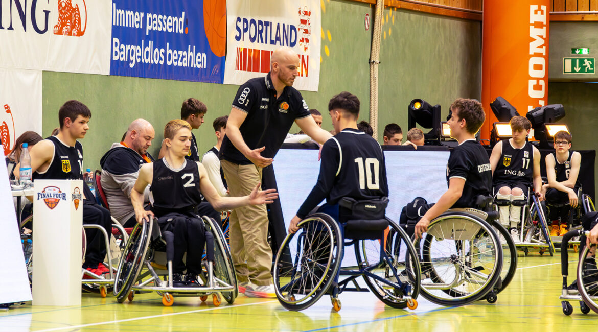 U19-Cheftrainer Sebastian Wolk empfängst seine Spieler zur Auszeit an der Bank. | Foto: Gregor Pleßmann