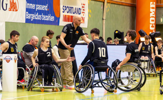 U19-Cheftrainer Sebastian Wolk empfängst seine Spieler zur Auszeit an der Bank. | Foto: Gregor Pleßmann