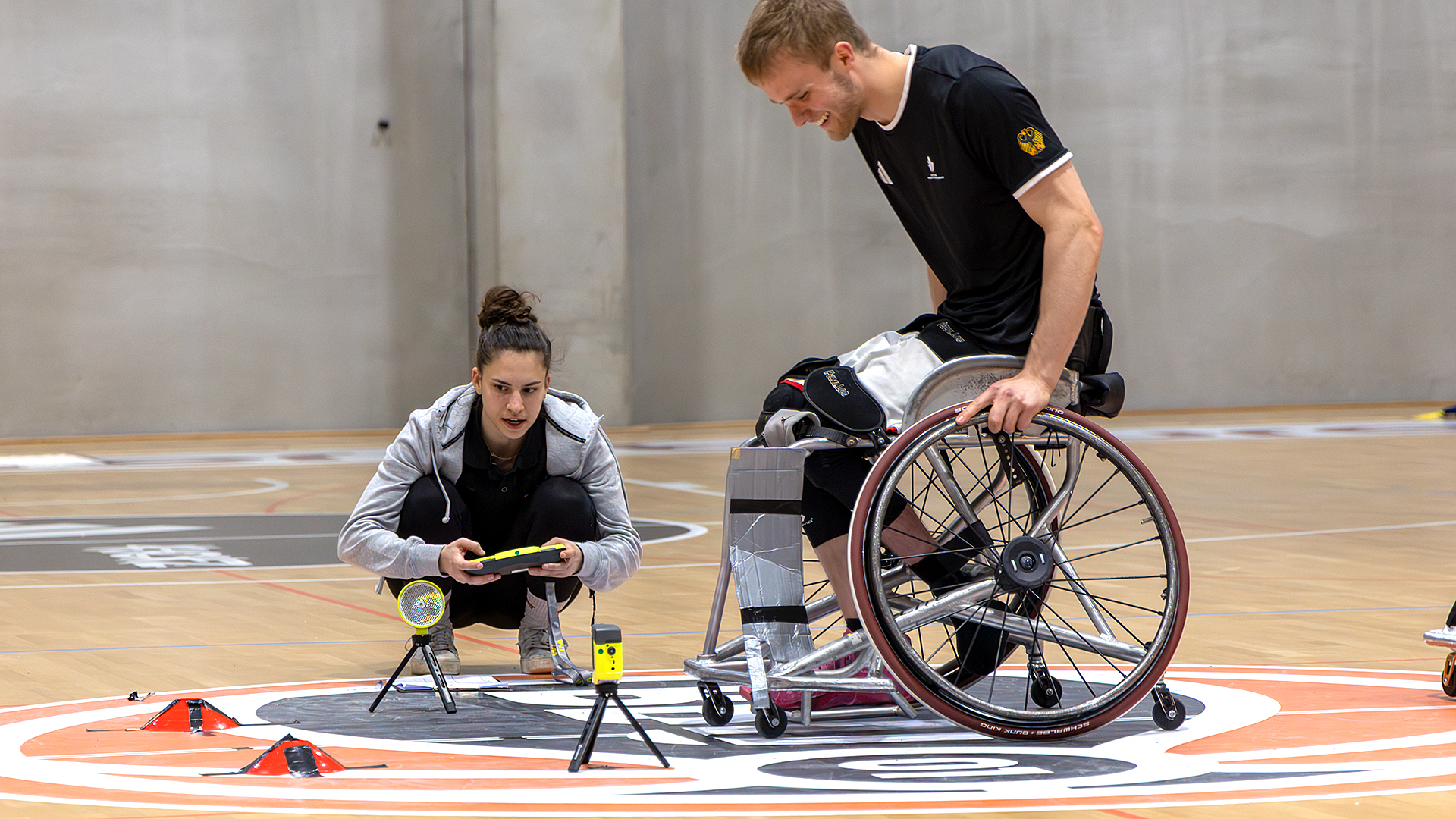 Junger Mann im Rollstuhl vor dem Start zum Sprinttest. | Foto: Gregor Pleßmann