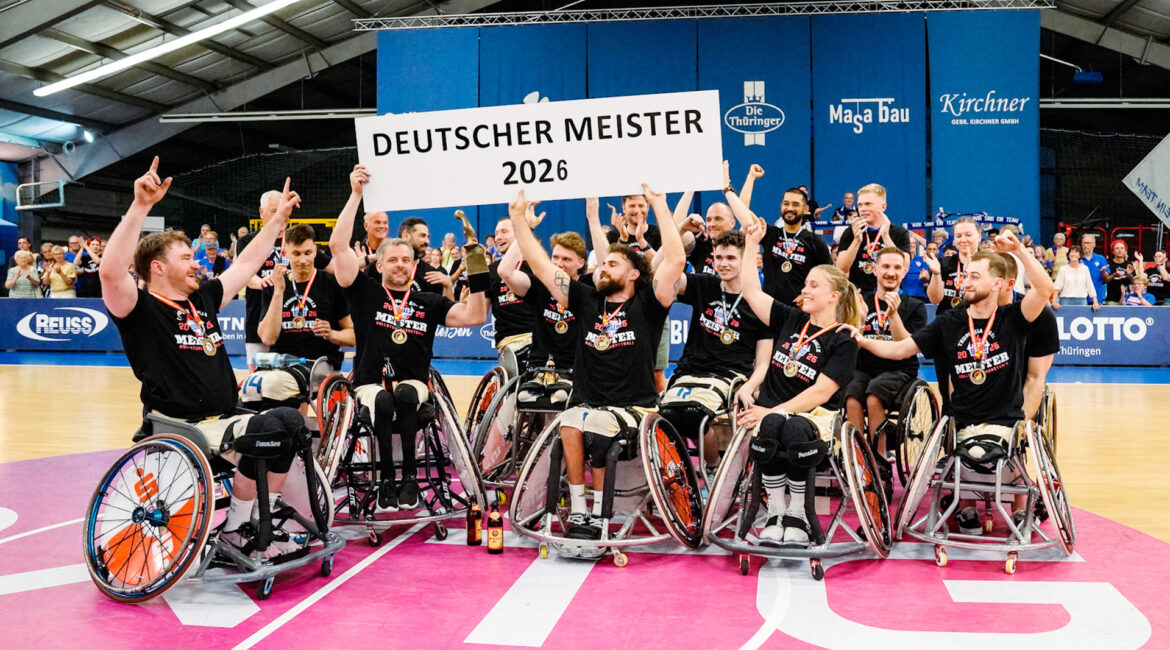 Die Mannschaft der Thuringia Bulls mit Medaillen und Meisterpokal. | Foto: Franzi Möller