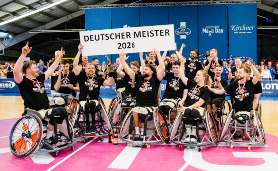 Die Mannschaft der Thuringia Bulls mit Medaillen und Meisterpokal. | Foto: Franzi Möller