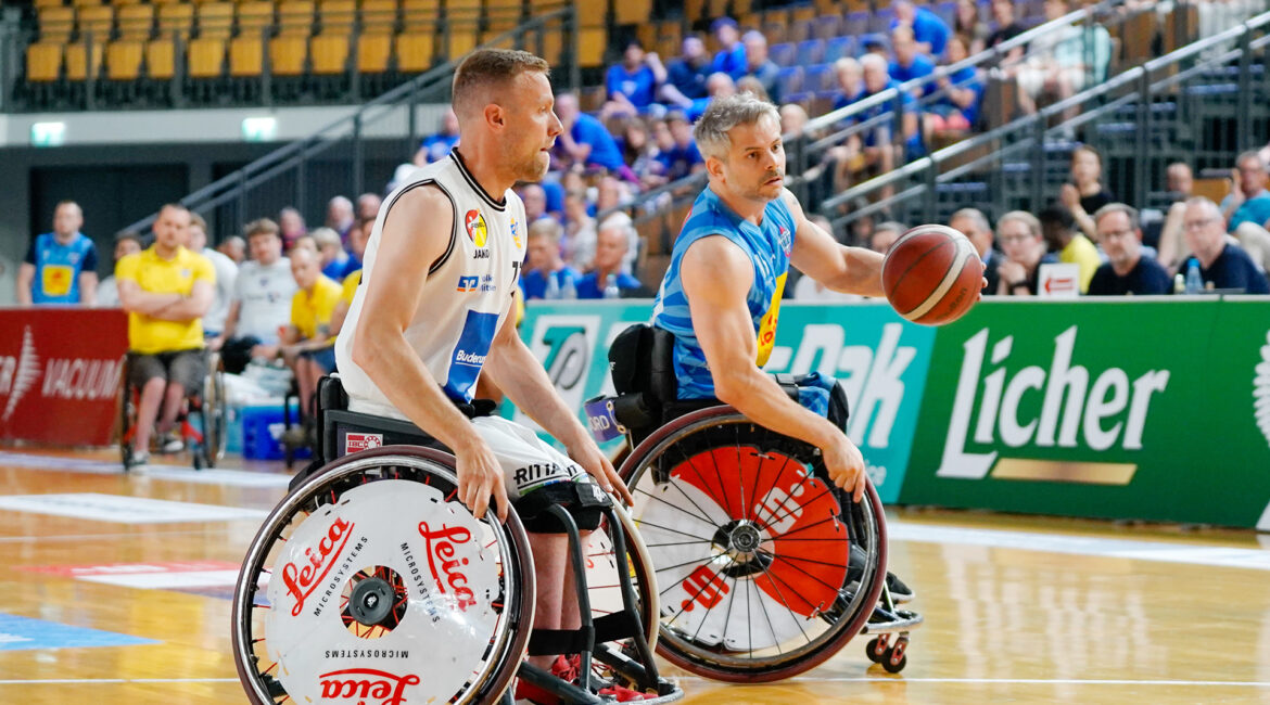 Bulls-Spieler Joakim Linden (#15) im Duell mit Thomas Böhme (#13) vom RSV lahn-Dill. | Foto: Marcel Bube (Archiv)