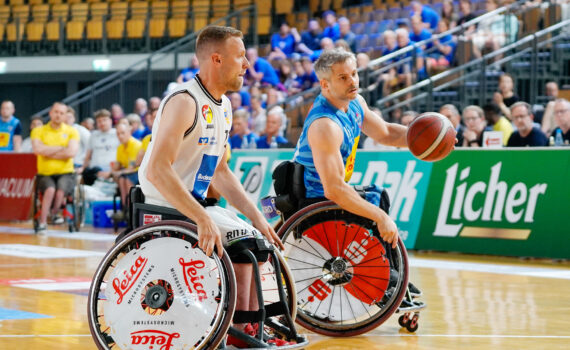 Bulls-Spieler Joakim Linden (#15) im Duell mit Thomas Böhme (#13) vom RSV lahn-Dill. | Foto: Marcel Bube (Archiv)