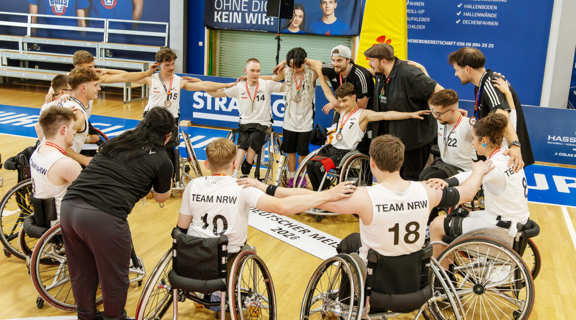 Team NRW im Kreis mit Pokal und Netz. | Foto: Gregor Pleßmann