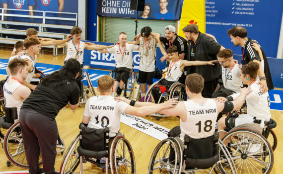 Team NRW im Kreis mit Pokal und Netz. | Foto: Gregor Pleßmann