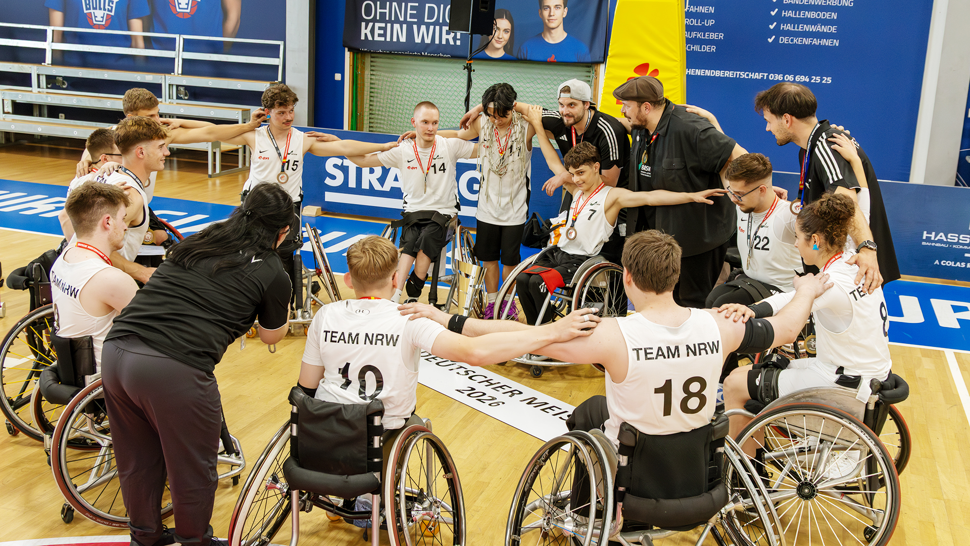 Team NRW im Kreis mit Pokal und Netz. | Foto: Gregor Pleßmann