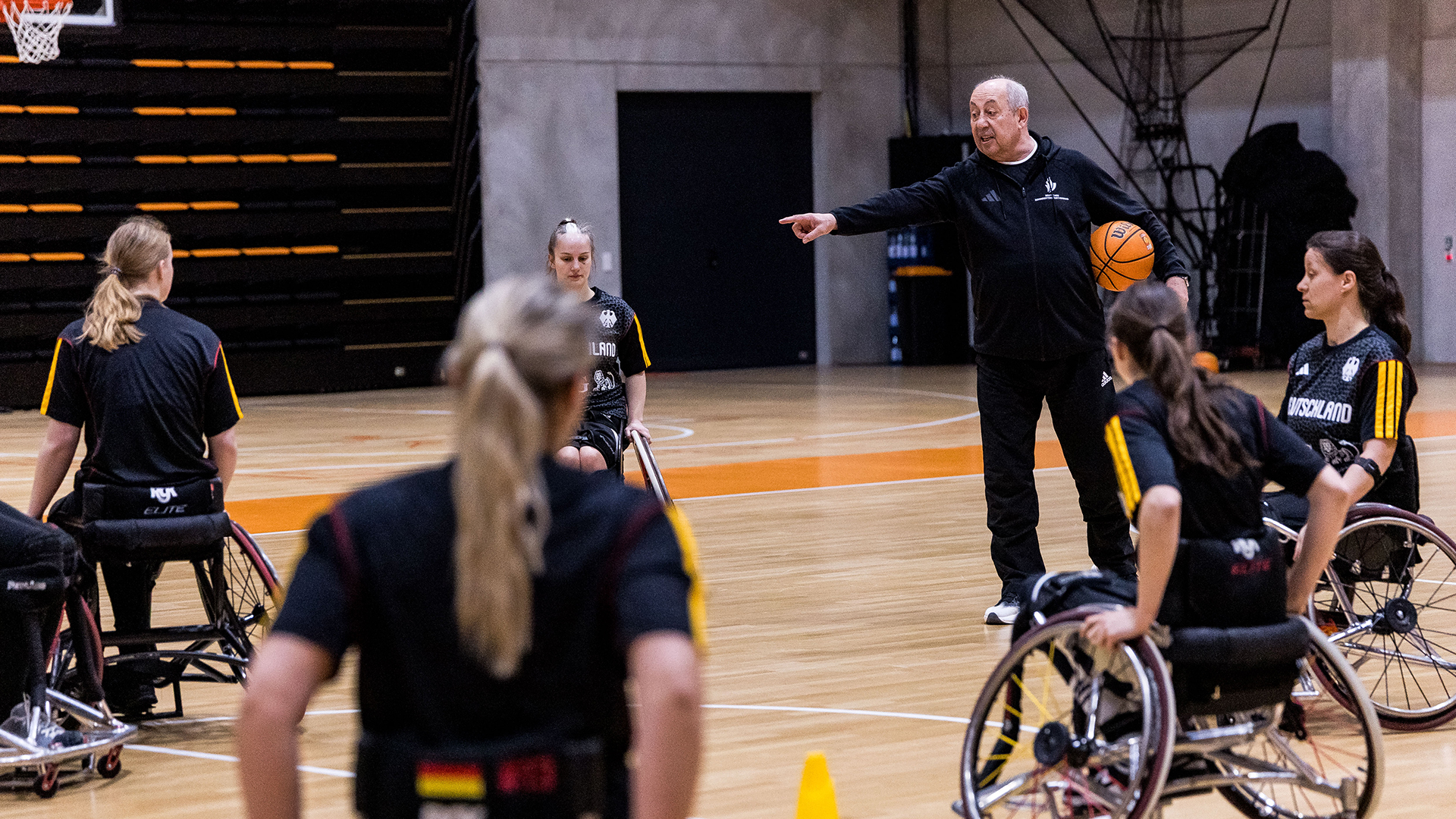 Bundestrainer Josef Jaglowski mit seinem Team beim Leistungslehrgang in Ulm. | Foto: Steffie Wunderl