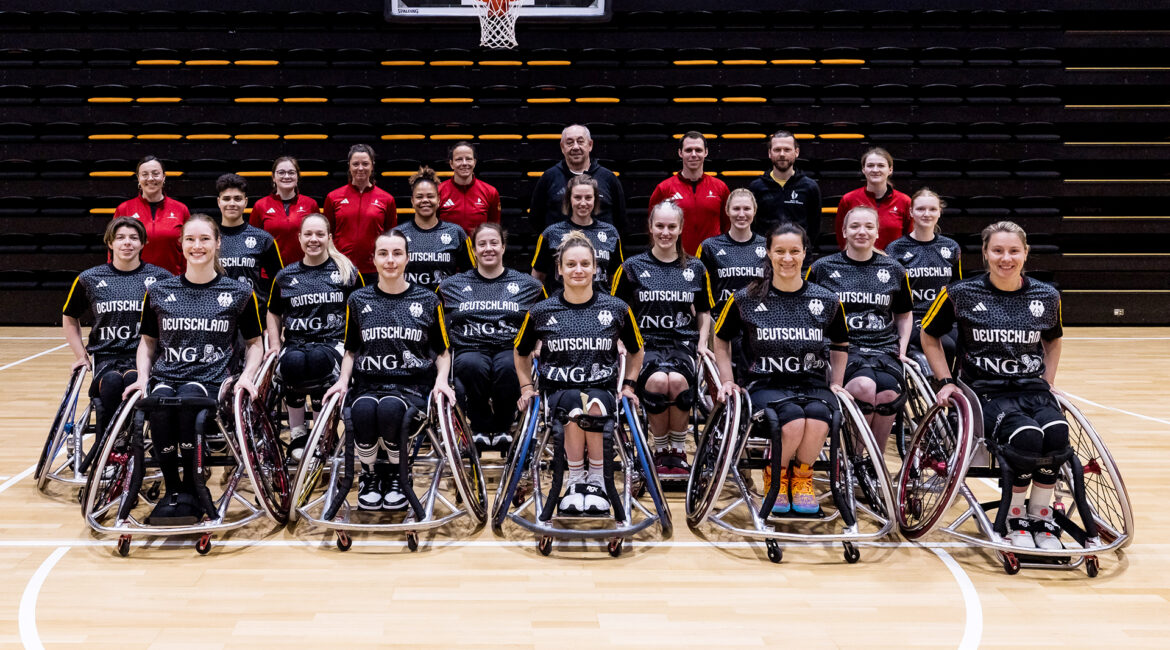Gruppenbild der deutschen Rollstuhlbasketball-Nationalmannschft der Damen in Ulm. | Foto: Steffie Wunderl