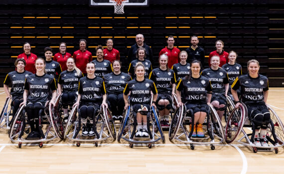 Gruppenbild der deutschen Rollstuhlbasketball-Nationalmannschft der Damen in Ulm. | Foto: Steffie Wunderl