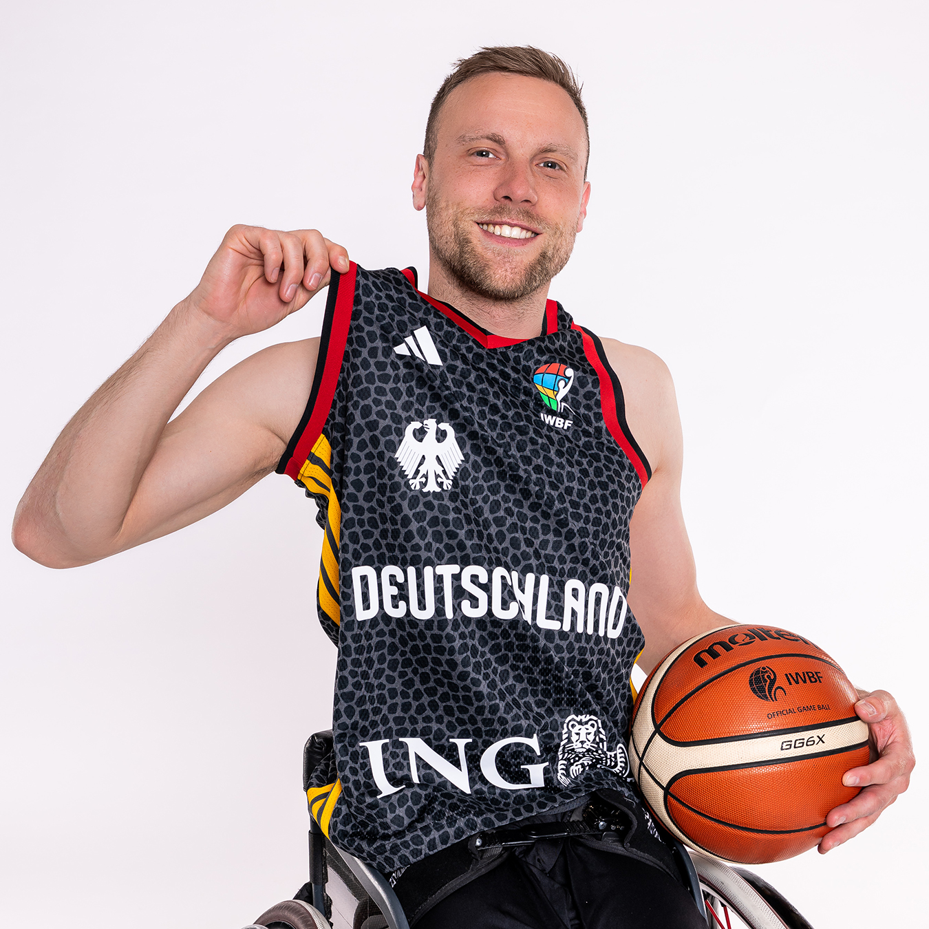 Portraitfoto Thomas Böhme im Rollstuhl mit Basketball in der Hand. | Foto: Steffie Wunderl