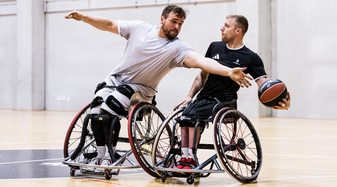 Thomas Böhme beim Lehrgang in Ulm verteidigt den Ball gegen seinen Teamkollegen Matthias Güntner. | Foto: Steffie Wunderl