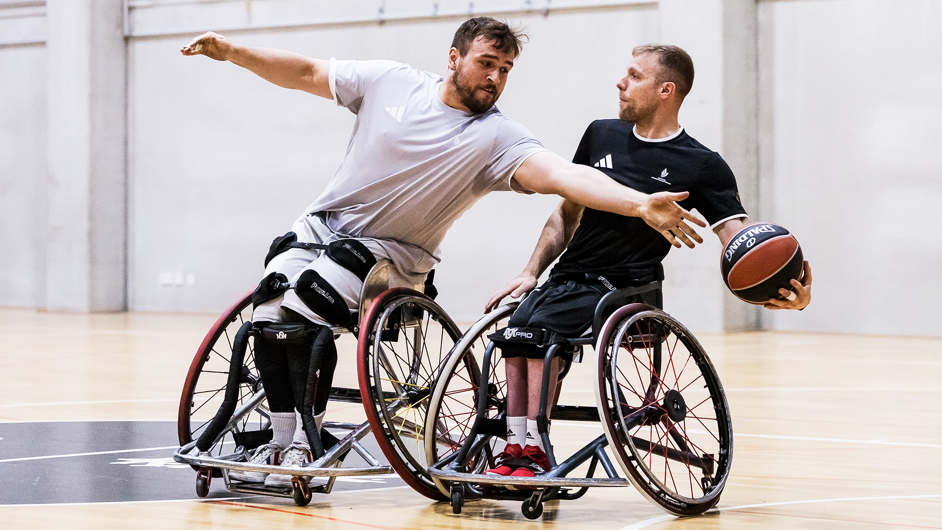 Thomas Böhme beim Lehrgang in Ulm verteidigt den Ball gegen seinen Teamkollegen Matthias Güntner. | Foto: Steffie Wunderl