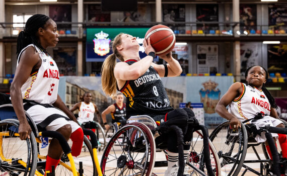 Verena Meyer – umringt von zwei Gegenspielerinnen –auf dem Weg zum Korberfolg im Spiel gegen Angola. | Foto: Steffie Wunderl