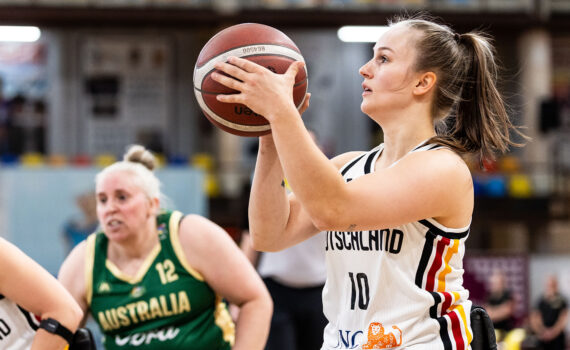 Lisa Bergenthal (r.) im Spiel gegen Australien beim IWBF Repechage. | Foto: Steffie Wunderl