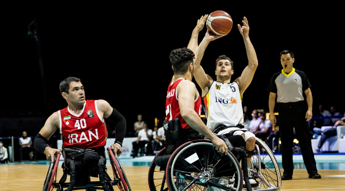 Nico Dreimüller mit Ball beim Korbwurf im WM-Spiel gegen Iran 2023. | Foto: Steffie Wunderl