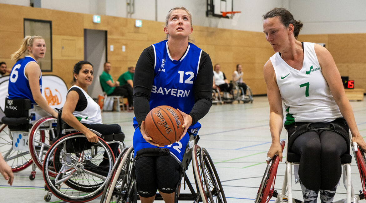 Katharina Lang vom Team Bayern auf dem Weg zum Korbleger. | Foto: Gregor Pleßmann