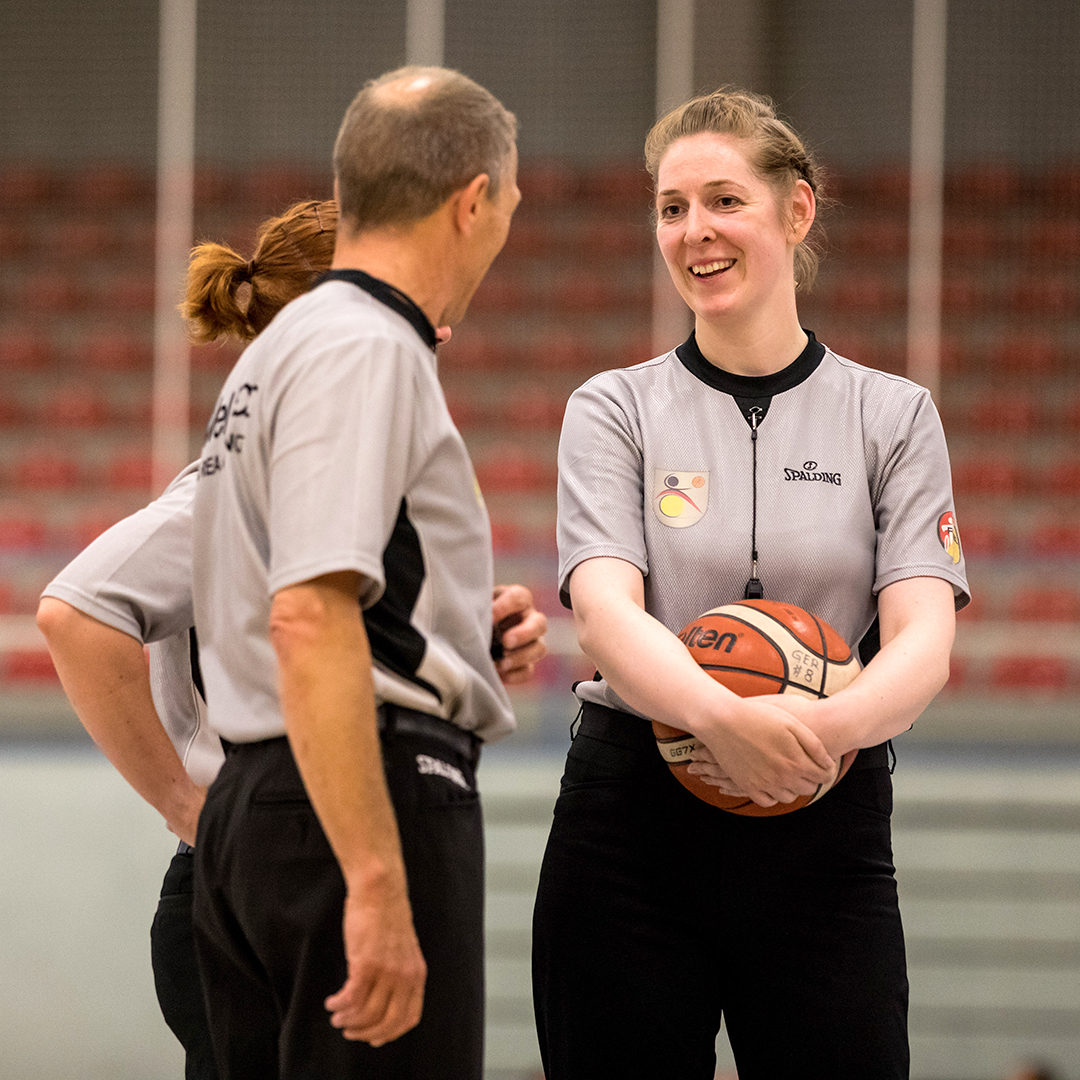Anna Teubner im Gespräch mit Schiedsrichterkollegen. | Foto: Steffie Wunderl