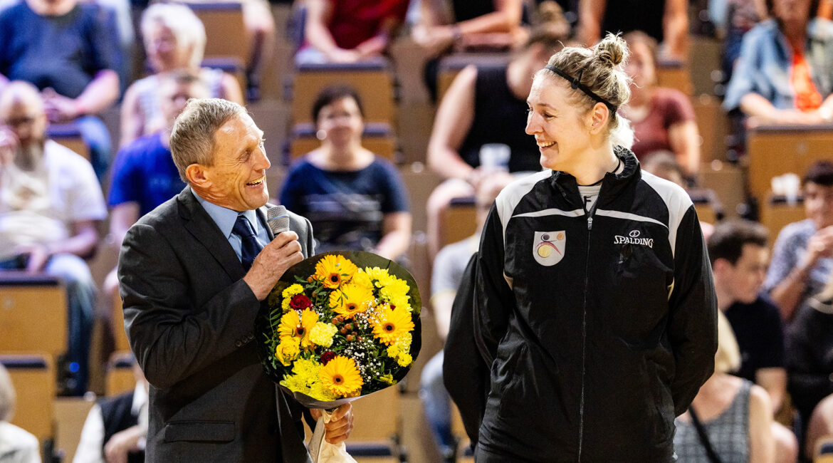 Anna Teubner wird von Andreas Potsch mit einem Blumenstrauss verabschiedet. | Foto Steffie Wunderl