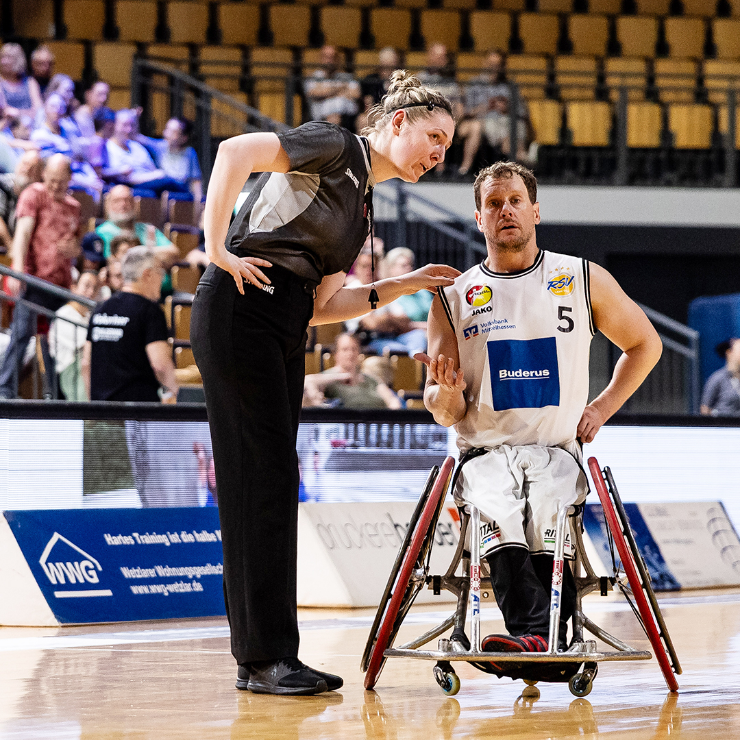Anna teubner im Gespräch mit Spieler Michael Paye. | Foto: Steffie Wunderl