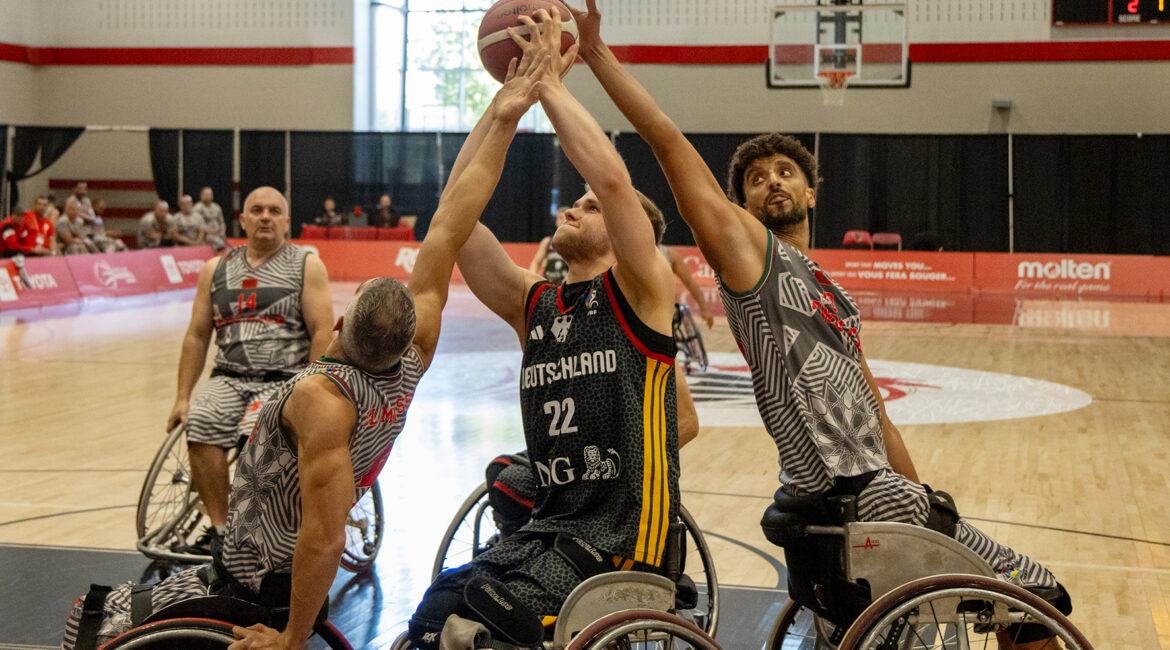 Jakob Krömer (m.) beim Wurf auf den Korb im Spiel gegen Marokko. | Foto: Gregor Pleßmann