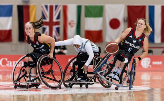 Voller Einsatz von Lisa Bergenthal und Catharina Weiß iim Spiel gegen Algerien. | Foto: Steffie Wunderl