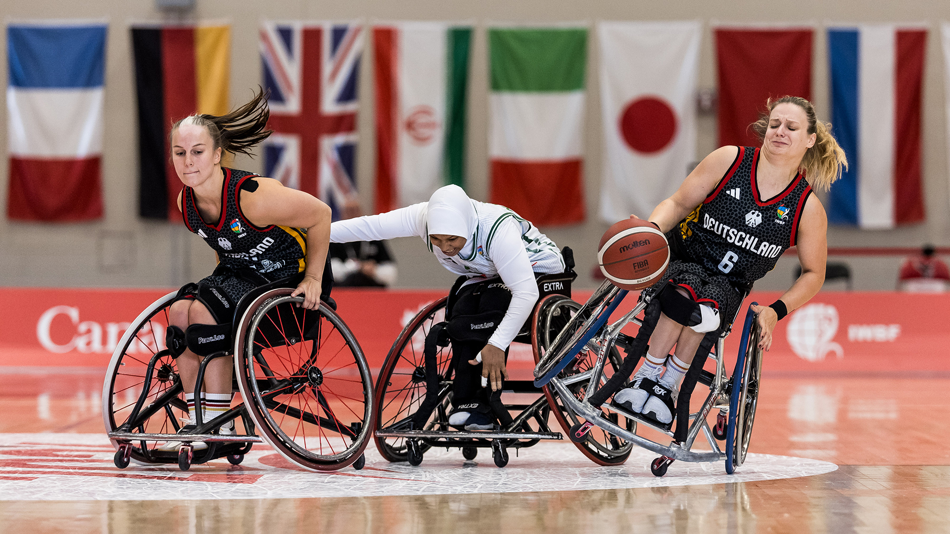 Voller Einsatz von Lisa Bergenthal und Catharina Weiß iim Spiel gegen Algerien. | Foto: Steffie Wunderl