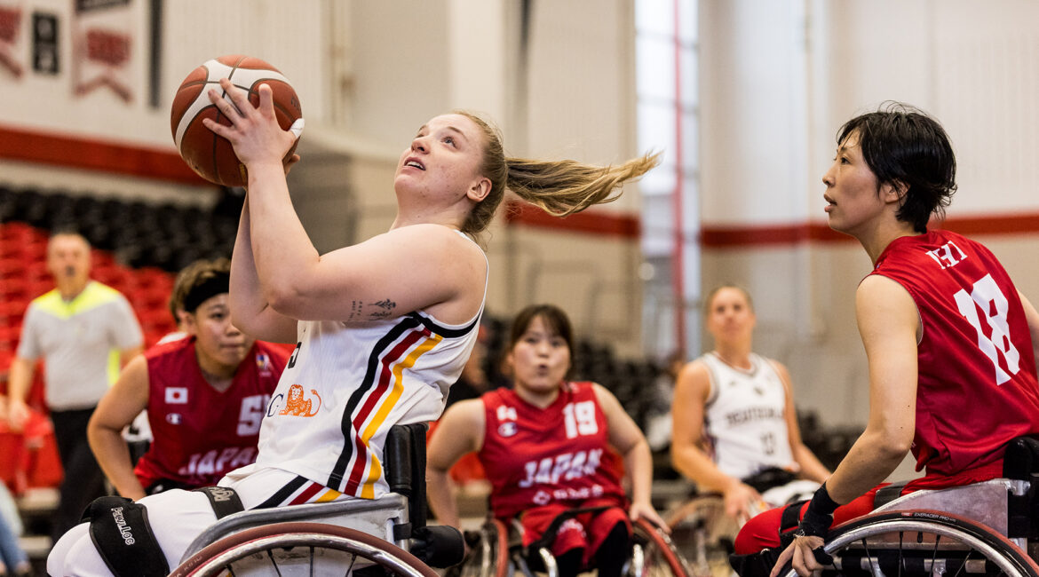 Svenja Erni auf dem Weg zum Korb. | Foto: Steffie Wunderl