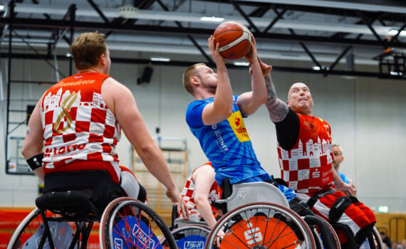 Bulls-Akteur Hubert Hager (m.) im Duell mit dem Trierer Spielertrainer Dirk Paßiwan (r.). | Foto: Franzi Möller (Archiv)